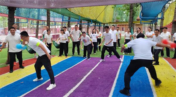 公司營(yíng)銷(xiāo)中心舉行趣味闖關(guān)團(tuán)建活動(dòng)